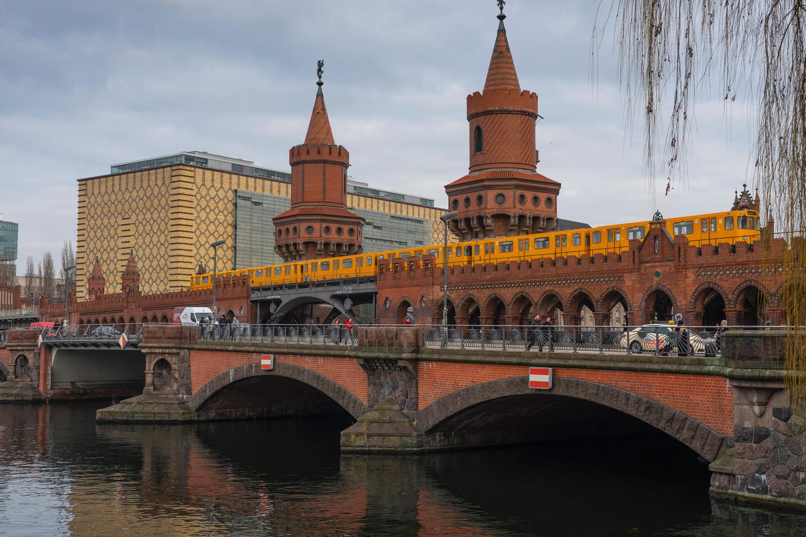 Eine U-Bahn der Linie 1 auf der Oberbaumbrücke (Symbolbild): Im Berliner Stadtteil Kreuzberg ist ein Mann vor eine einfahrende Bahn gestoßen worden und gestorben.