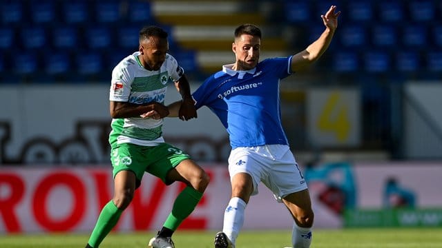 Der Fürther Julian Green (l) hält Fabian Schnellhardt im Zweikampf fest. Der Fürther Julian Green (l) hält Fabian Schnellhardt im Zweikampf fest.