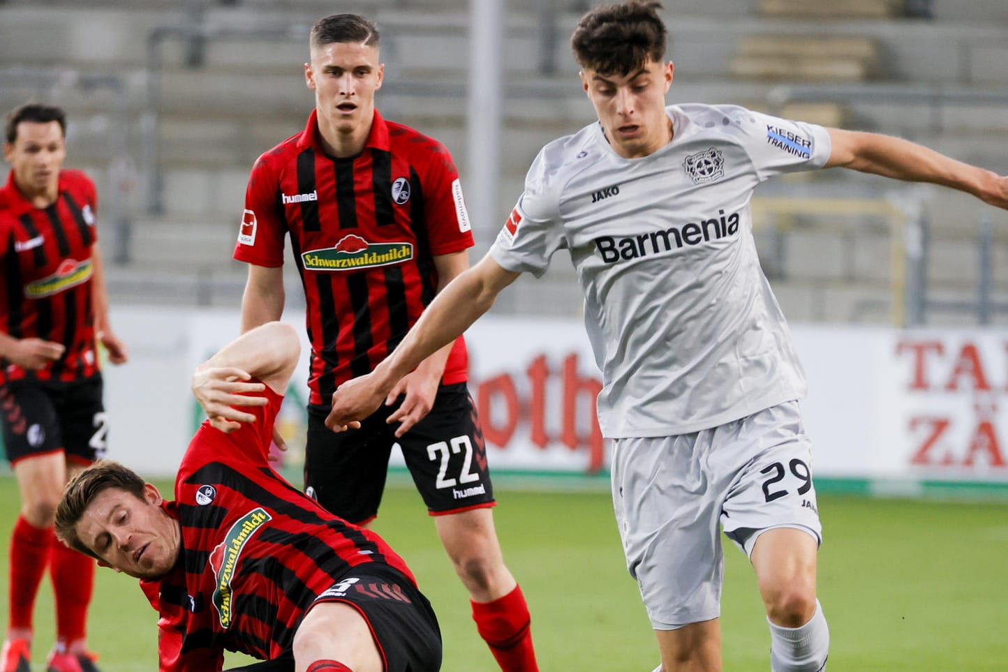 Kai Havertz (re): Der Leverkusener erzielte das 1:0 für Leverkusen in Freiburg.