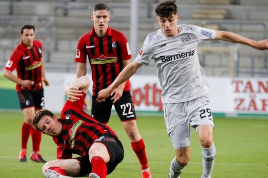 Kai Havertz (r) setzt sich gegen den Freiburger Dominique Heintz durch.