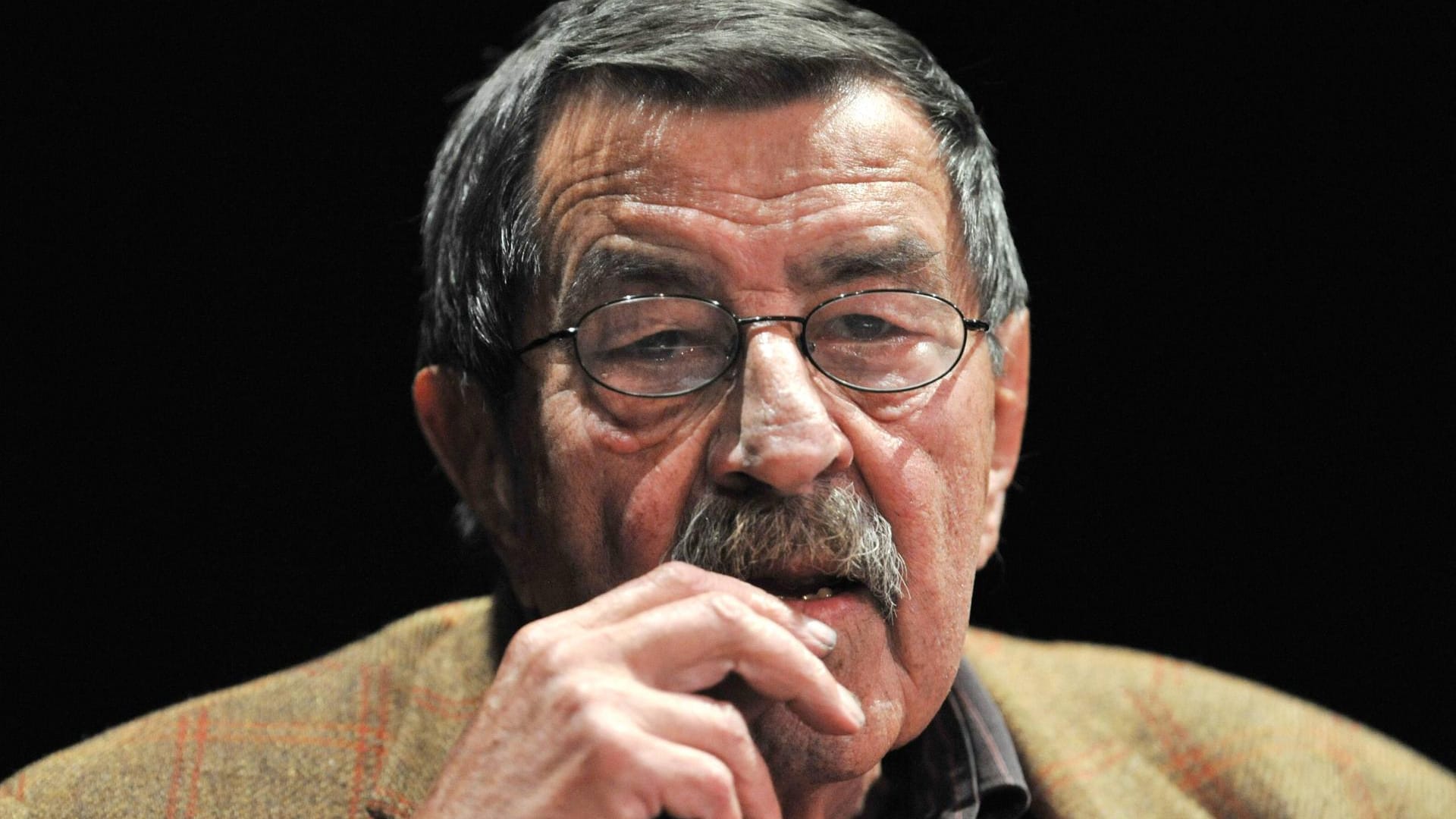 Günter Grass: Der Schriftsteller wurde vom Kritiker Marcel Reich-Ranicki gerühmt und verrissen – die prägenden Persönlichkeiten der Nachkriegszeit hatten ein zwiespältiges Verhältnis zueinander.