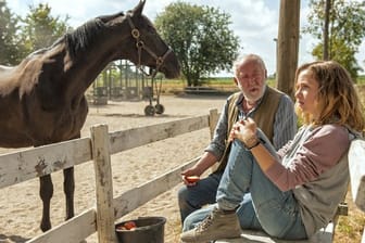 Paul Brenner (Dieter Hallervorden) gibt Jana (Lena Klenke) die Chance, mit dem Pferd Rock zu arbeiten.