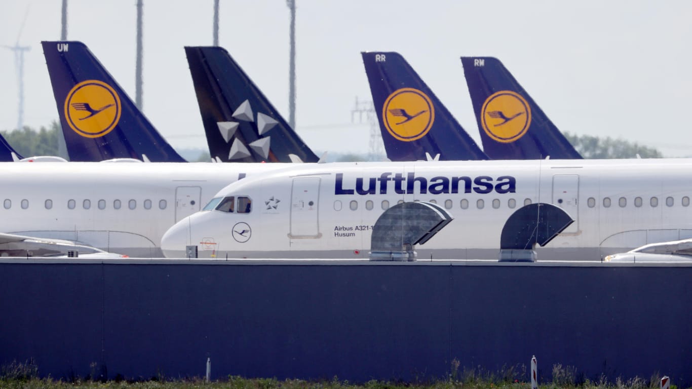Lufthansa-Flieger auf dem Berliner Flughafen Schönefeld: Das Unternehmen ist durch die Corona-Krise schwer angeschlagen.