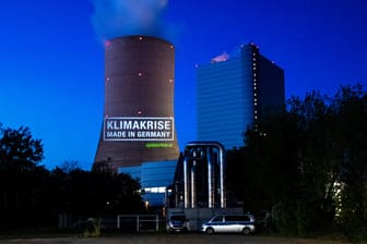 Protestaktion von Greenpeace am Kohlekraftwerk Datteln 4: Die Inbetriebnahme des neuen Steinkohlekraftwerks ist hoch umstritten.
