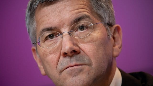 Herbert Hainer freut sich, dass die Profis vom FC Bayern in der Corona-Krise weiterhin Gehaltseinbußen akzeptieren.