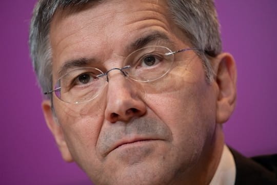 Herbert Hainer freut sich, dass die Profis vom FC Bayern in der Corona-Krise weiterhin Gehaltseinbußen akzeptieren.