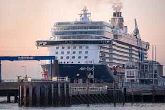 Das Kreuzfahrtschiff «Mein Schiff 3»: Nach einem Monat in Cuxhaven wird das Schiff jetzt auf der Nordsee zwischengeparkt.