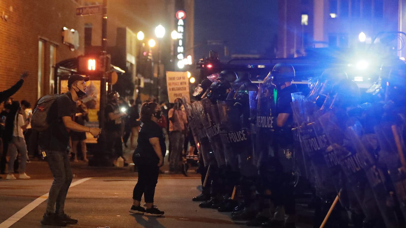 Protestierende und die Polizei stehen sich in Louisville gegenüber: Ein über die Proteste berichtendes Fernsehteam wurde von der Polizei unter Beschuss genommen.