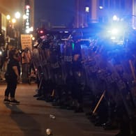 Protestierende und die Polizei stehen sich in Louisville gegenüber: Ein über die Proteste berichtendes Fernsehteam wurde von der Polizei unter Beschuss genommen.