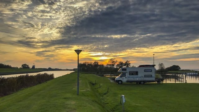 Camping: Weil viele Campingplätze durch die Corona-Verordnungen ausgebucht sind, gibt es in diesem Jahr wahrscheinlich mehr Wildcamper.