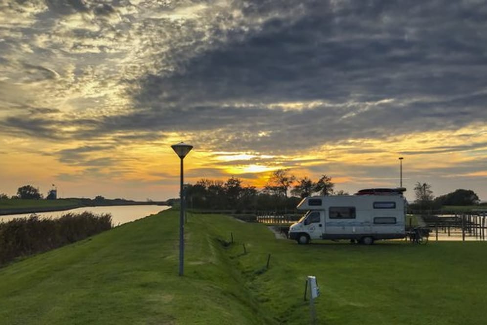 Camping: Weil viele Campingplätze durch die Corona-Verordnungen ausgebucht sind, gibt es in diesem Jahr wahrscheinlich mehr Wildcamper.
