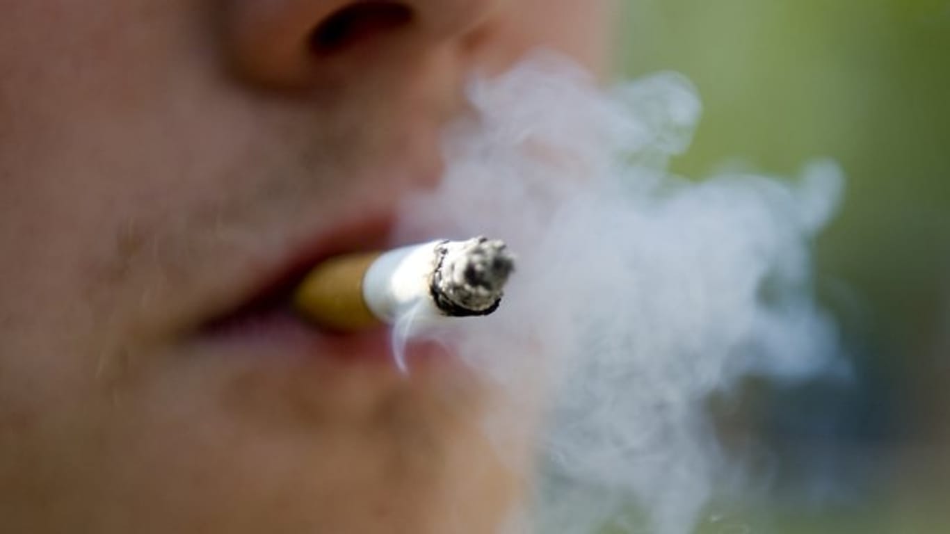 Ein Mann raucht eine Zigarette (Symbolbild): Es gibt neue Werbeverbote für die Tabakindustrie.
