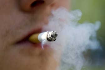 Ein Mann raucht eine Zigarette (Symbolbild): Es gibt neue Werbeverbote für die Tabakindustrie.