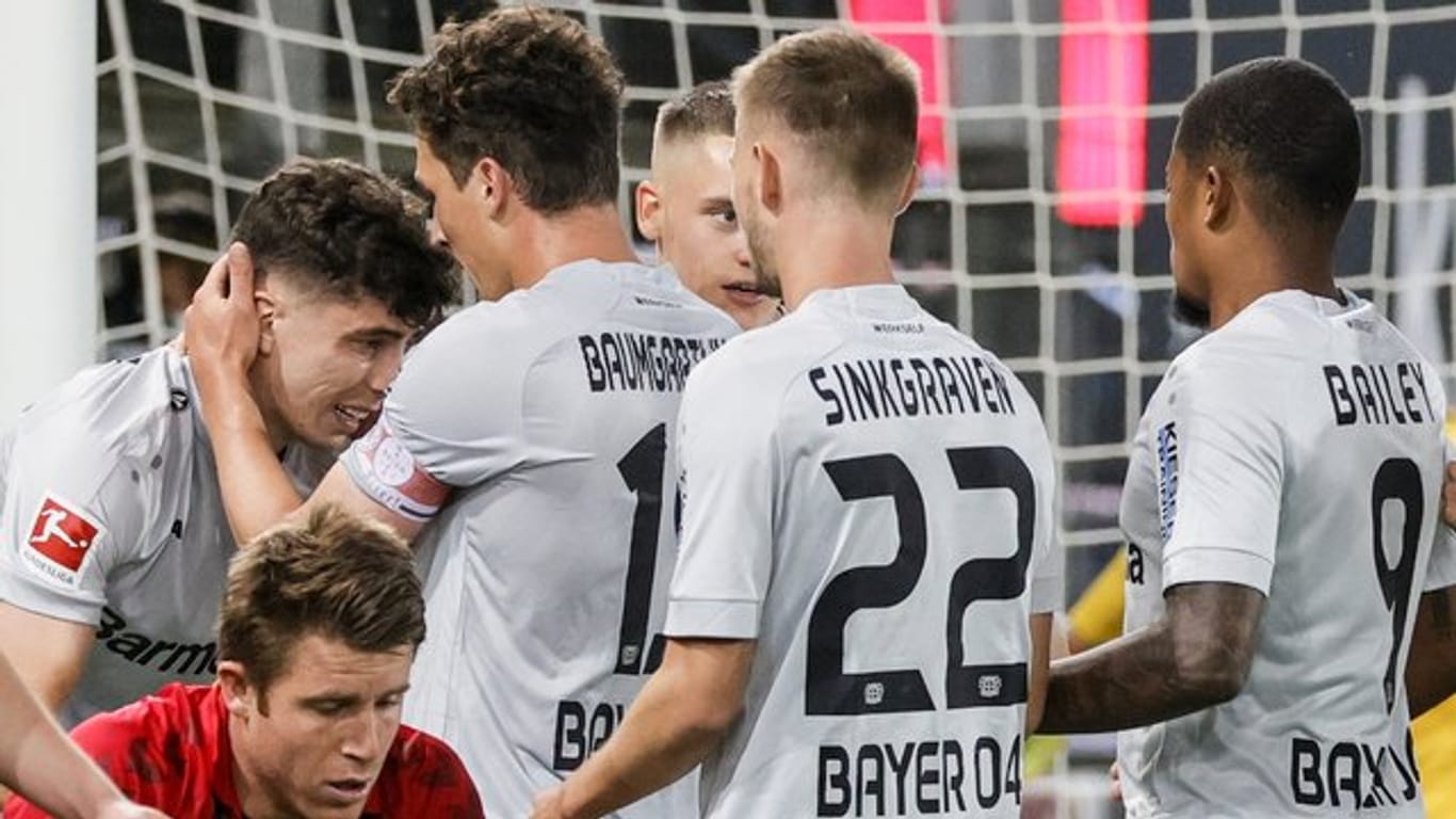 Leverkusen siegte in Freiburg dank Kai Havertz (l).