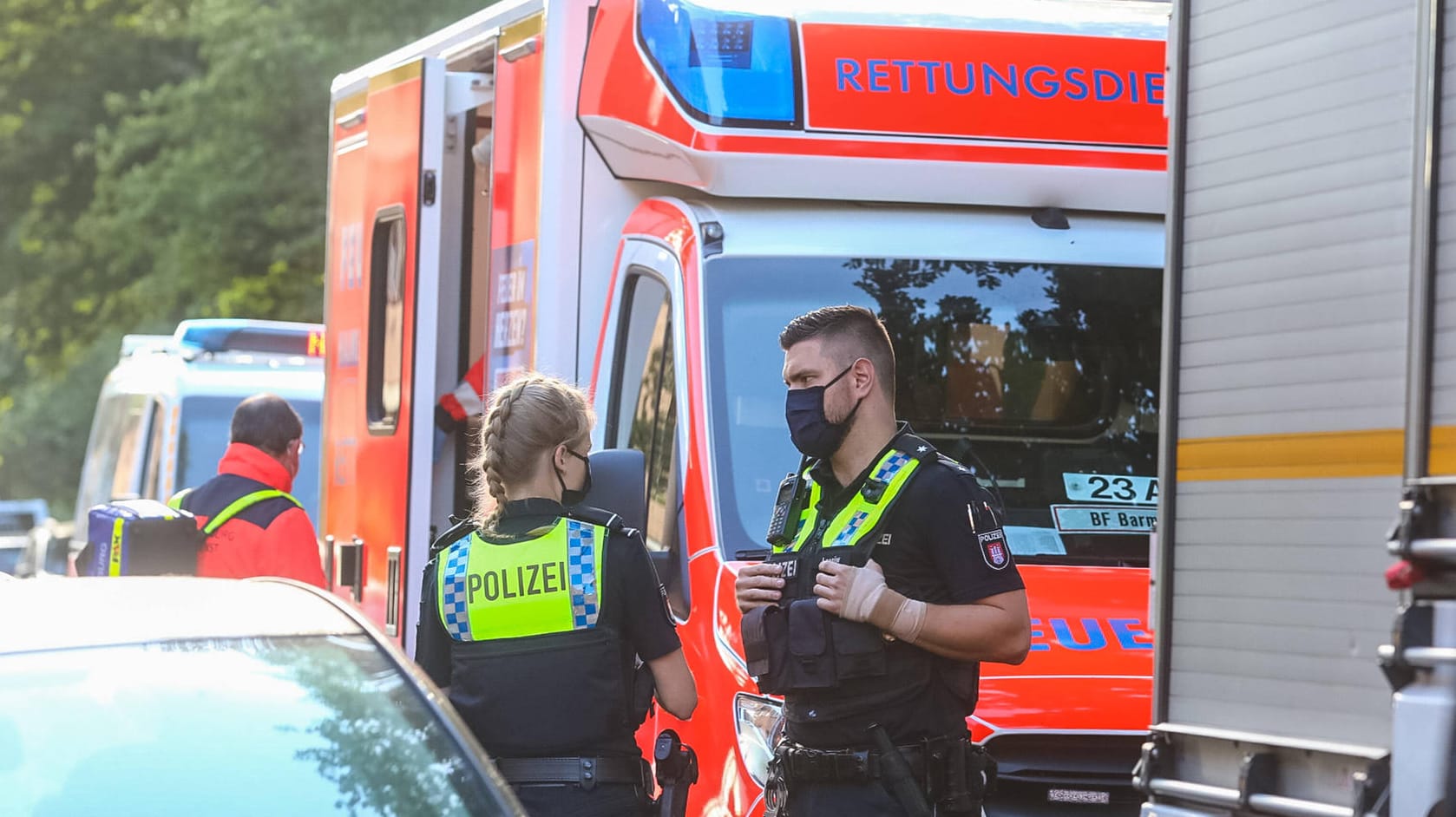 Polizei und Rettungsdienst am Tatort: Beide Beteiligten kamen ins Krankenhaus. Polizei und Rettungsdienst am Tatort: Beide Beteiligten kamen ins Krankenhaus.