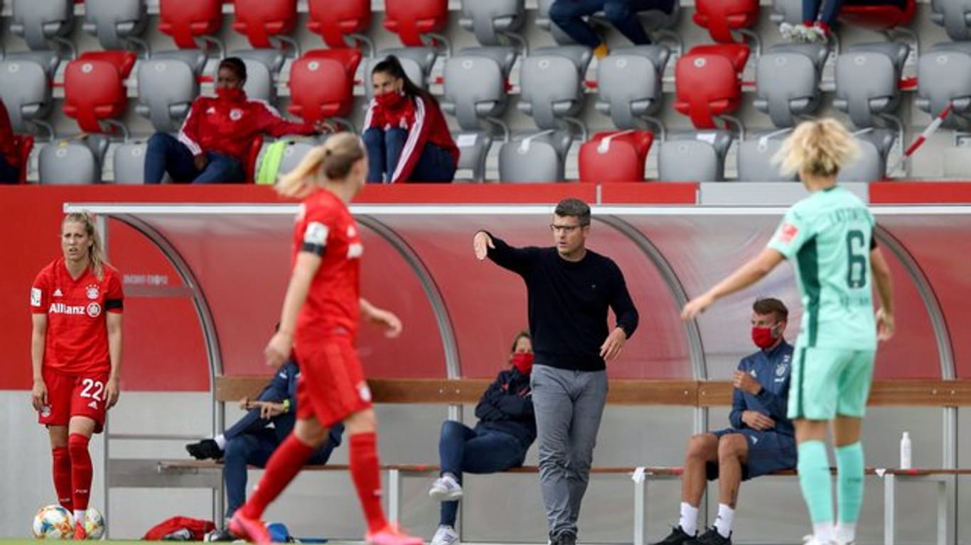Bayerns Trainer Jens Scheuer gibt an der Seitenlinie Anweisungen.