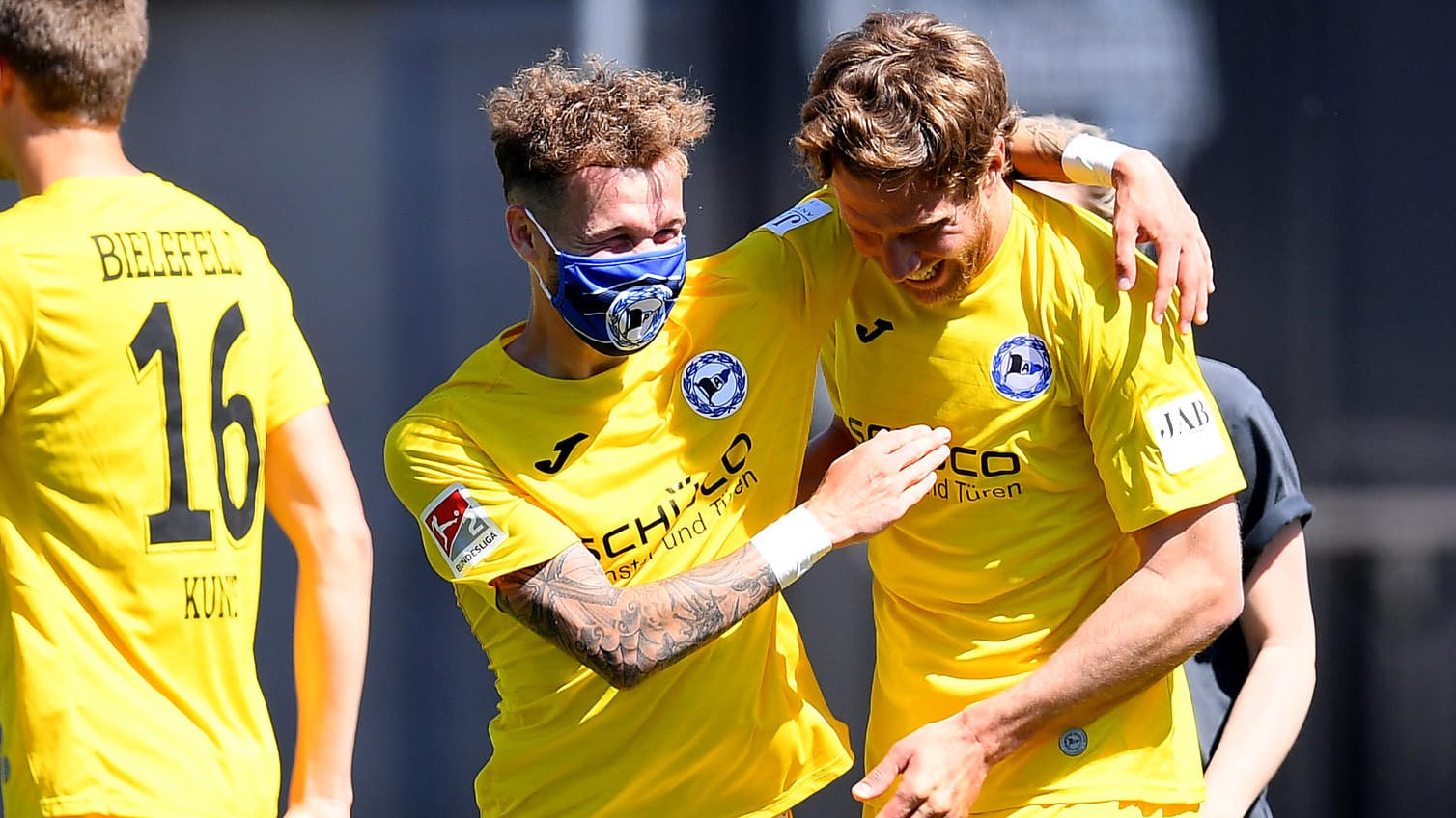 Glückliche Bielefelder: Sven Schipplock (r.) erzielte gegen Kiel den Siegtreffer für die Arminia. Glückliche Bielefelder: Sven Schipplock (r.) erzielte gegen Kiel den Siegtreffer für die Arminia.
