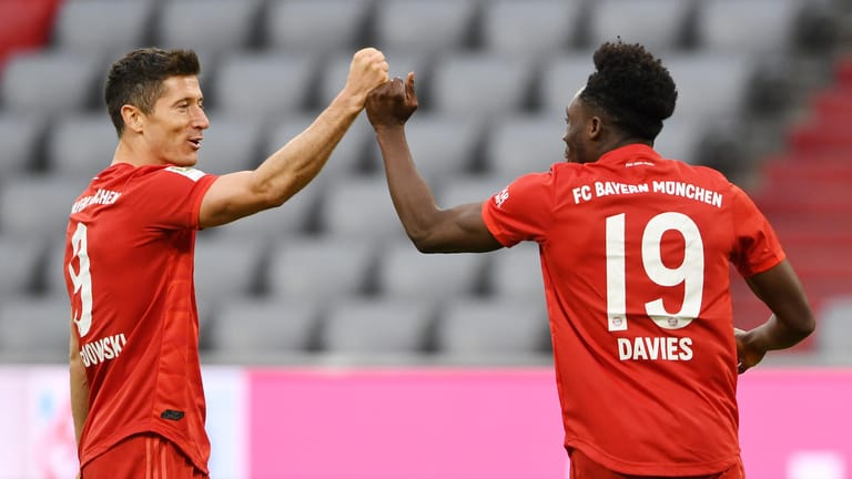 Sichtlich zufrieden: Sowohl Robert Lewandowski (l.) als auch Alphonso Davies trafen beim Bayern-Sieg gegen Düsseldorf.