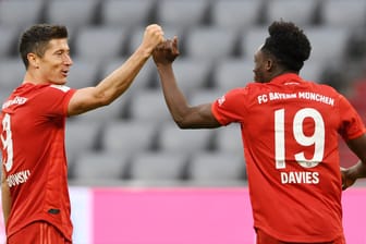 Sichtlich zufrieden: Sowohl Robert Lewandowski (l.) als auch Alphonso Davies trafen beim Bayern-Sieg gegen Düsseldorf.
