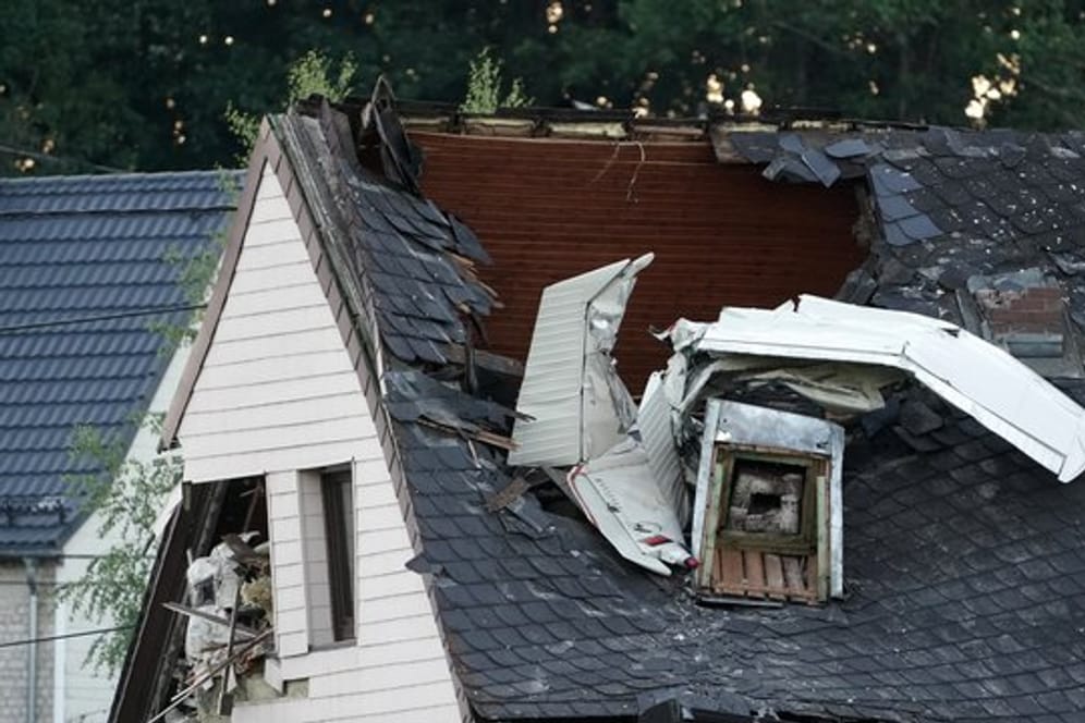 Wrackteile des Kleinflugzeuges ragen aus dem Dach des Wohnhauses: Durch den Absturz waren kurzzeitig zehntausende Menschen ohne Strom.