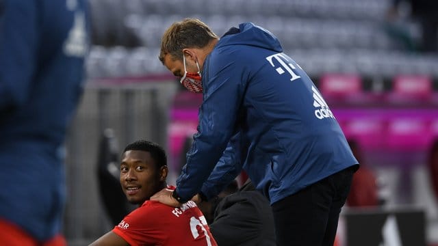 Bayern-Trainer Hansi Flick (r) und David Alaba nach dem Spiel.