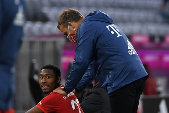 Bayern-Trainer Hansi Flick (r) und David Alaba nach dem Spiel.