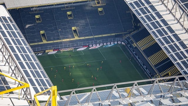 Die Fußball-Bundesliga könnte laut einem Bericht ab September in die neue Saison starten. Die Fußball-Bundesliga könnte laut einem Bericht ab September in die neue Saison starten.