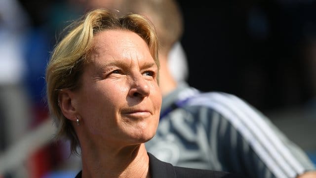 Martina Voss-Tecklenburg verteidigt den Re-Start im deutschen Fußball. Martina Voss-Tecklenburg verteidigt den Re-Start im deutschen Fußball.