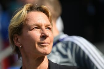 Martina Voss-Tecklenburg verteidigt den Re-Start im deutschen Fußball.
