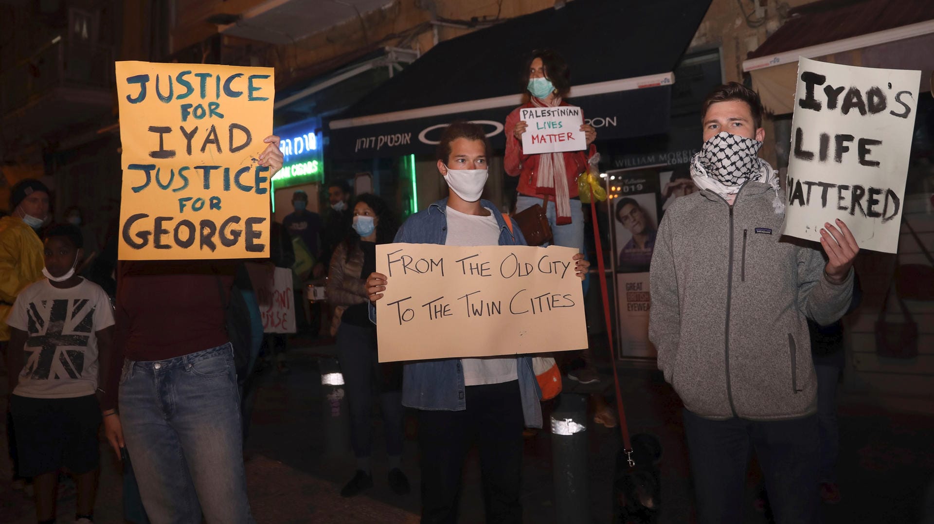 Demonstranten in Jerusalem: Neben dem getöteten Palästinenser, Iyad Halek, erinnern die Protestierenden auf ihren Plakaten auch an den getöteten Afroamerikaner George Floyd.