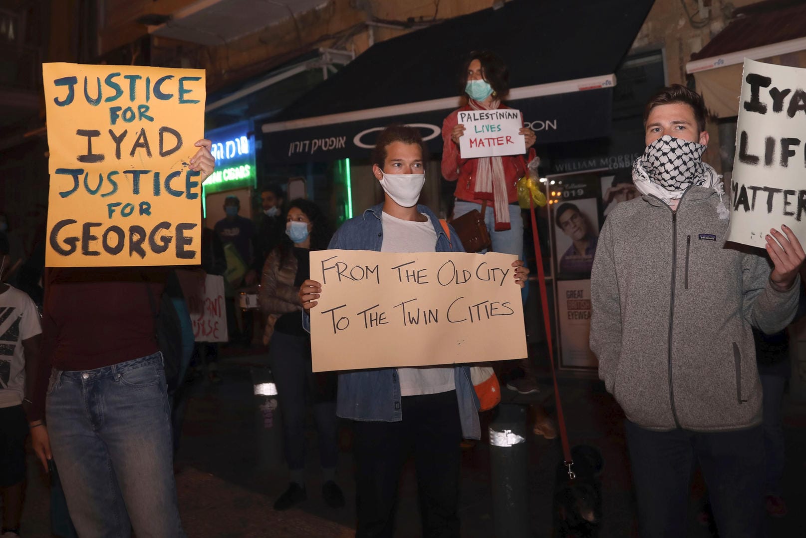 Demonstranten in Jerusalem: Neben dem getöteten Palästinenser, Iyad Halek, erinnern die Protestierenden auf ihren Plakaten auch an den getöteten Afroamerikaner George Floyd.