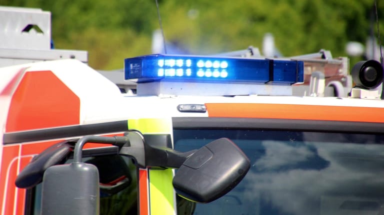 Blaulicht auf einem Rettungswagen (Symbolfoto): In Greifswald kam es am Samstag zu einem schweren Brand.
