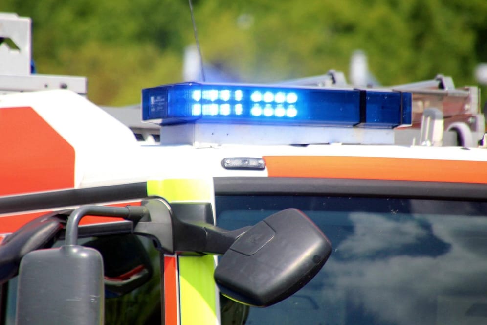 Blaulicht auf einem Rettungswagen (Symbolfoto): In Greifswald kam es am Samstag zu einem schweren Brand.
