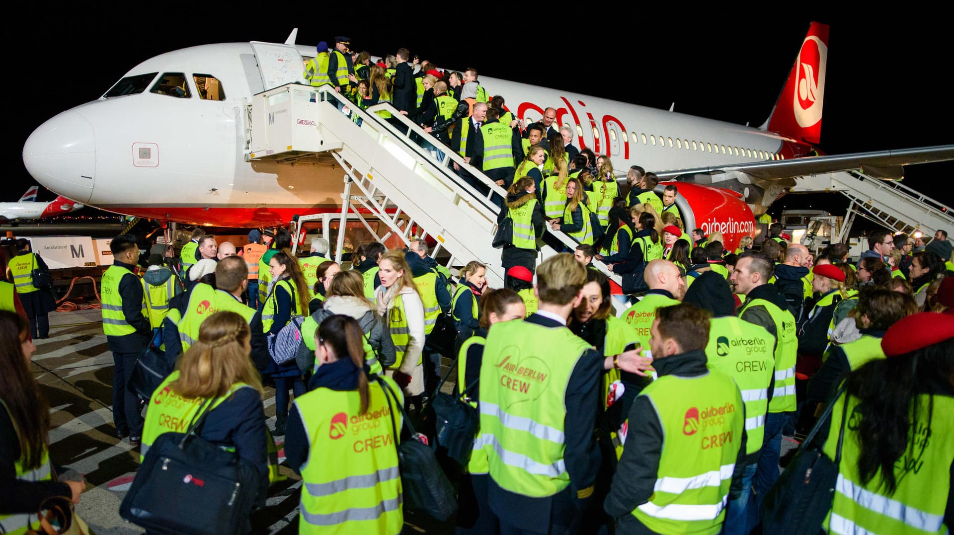 Mitarbeiter von Air Berlin nach der Landung der letzten Maschine: Auf Entschädigung für ihre unwirksamen Kündigungen können sie wohl nicht mehr hoffen (Archivbild).