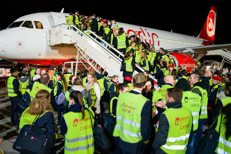 Mitarbeiter von Air Berlin nach der Landung der letzten Maschine: Auf Entschädigung für ihre unwirksamen Kündigungen können sie wohl nicht mehr hoffen (Archivbild).