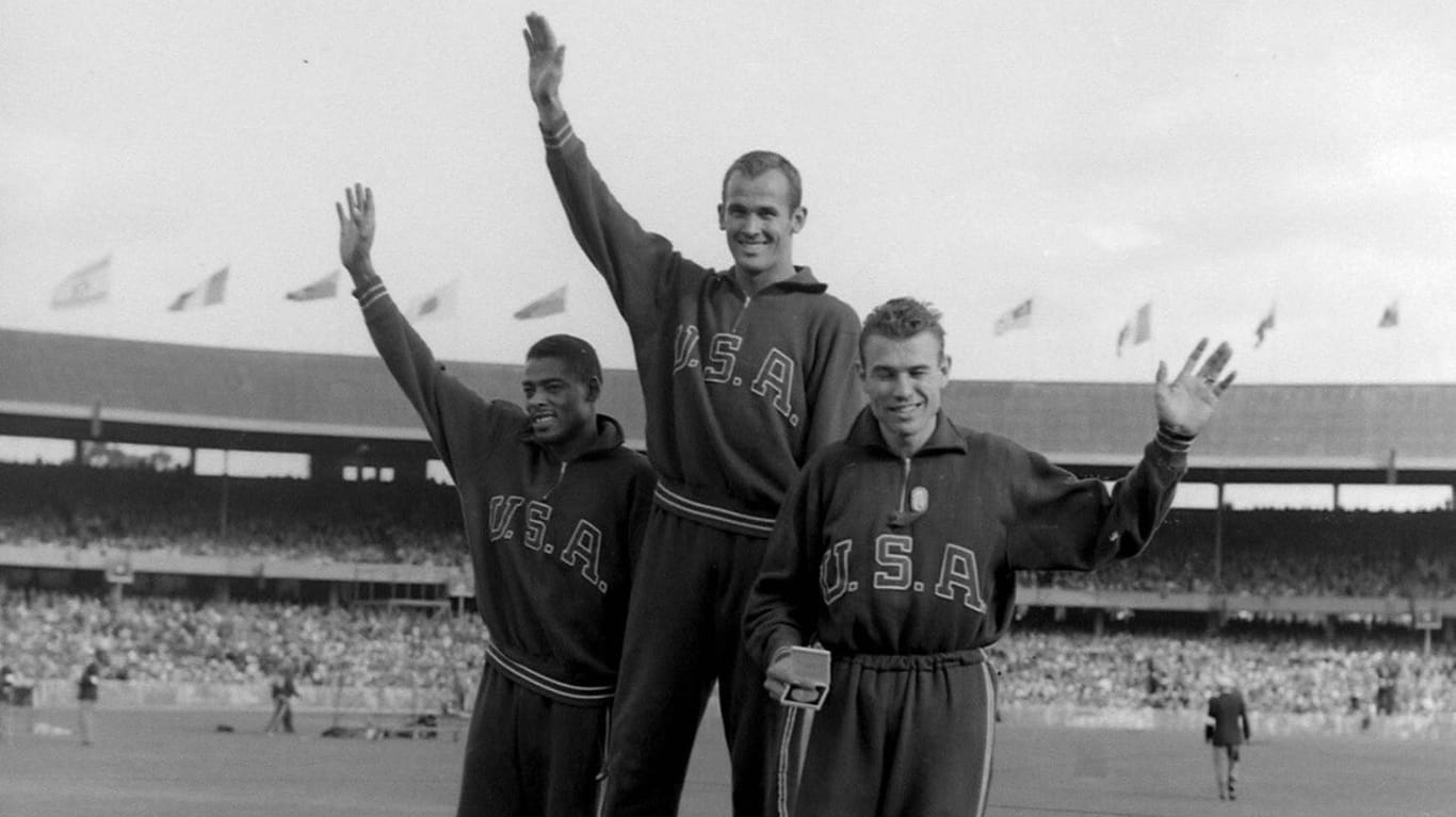 Bobby Joe Morrow (m.) bei seinem größten Erfolg: In Melbourne glänzte der Sprinter und gewann mehrere Goldmedaillen.