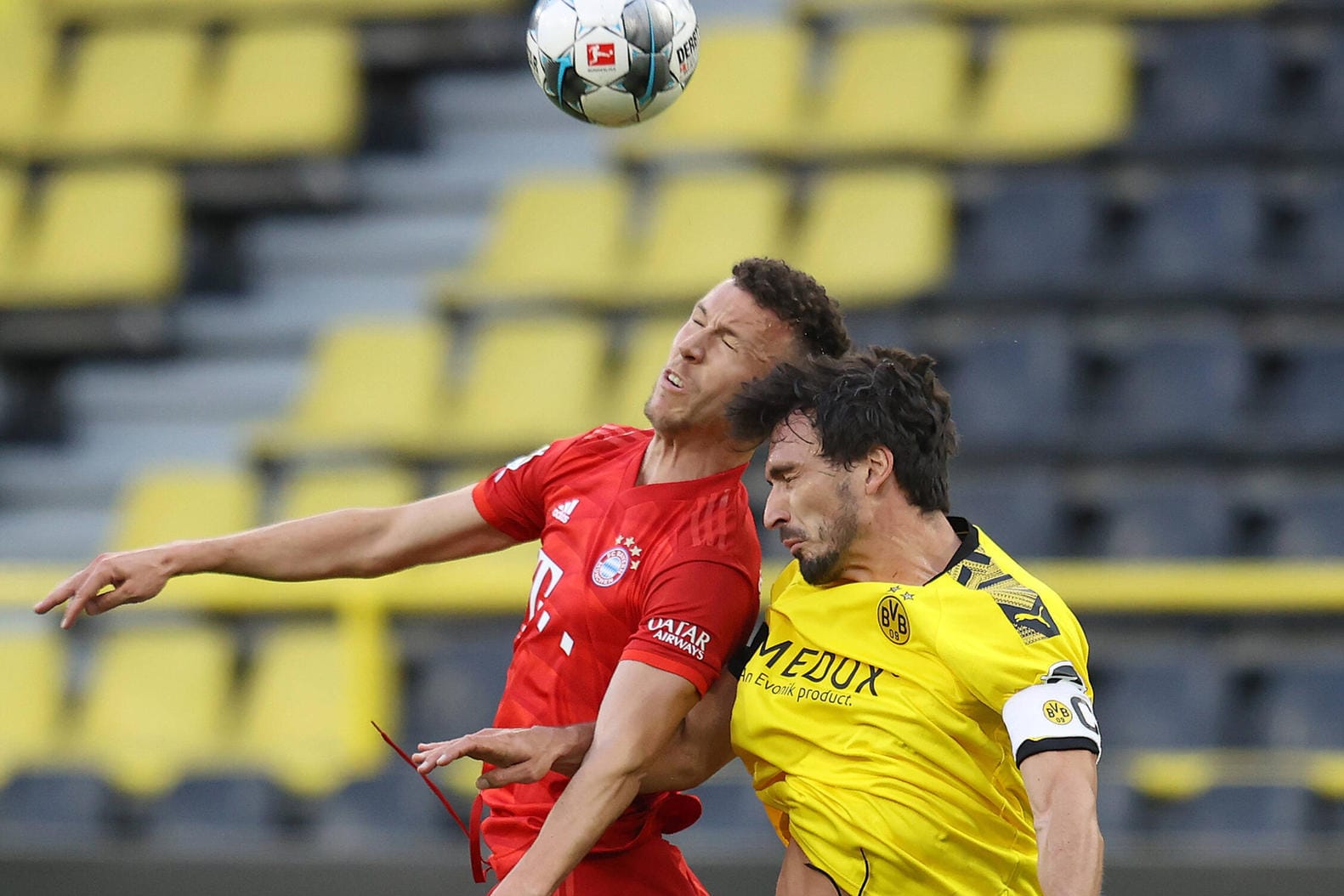 Ivan Perisic (l.) im Luftduell mit Mats Hummels: Die neue Bundesliga-Saison könnte im September beginnen.
