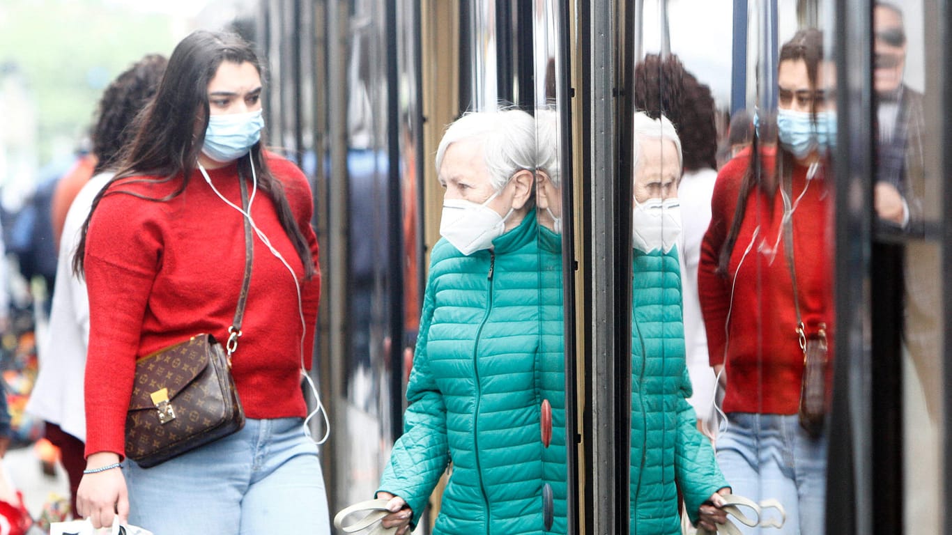 Fahrgäste mit Atemschutzmasken: Die Corona-Maßnahmen sind für viele Meschen belastend.