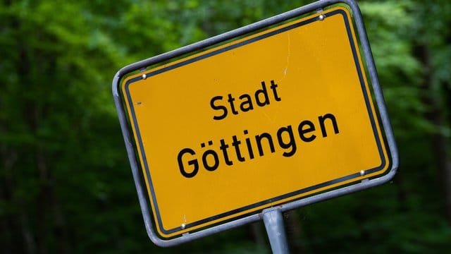 Die Infektionen in Göttingen erfolgten bei oder nach mehreren größeren privaten Feiern. Die Infektionen in Göttingen erfolgten bei oder nach mehreren größeren privaten Feiern.