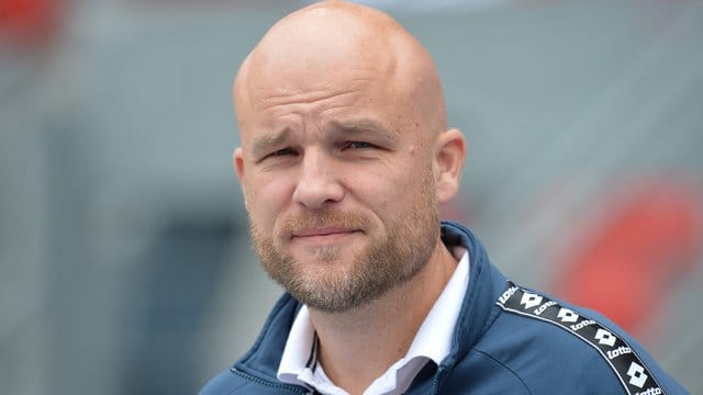 Der Mainzer Sportvorstand Rouven Schröder blickt in die Kamera.