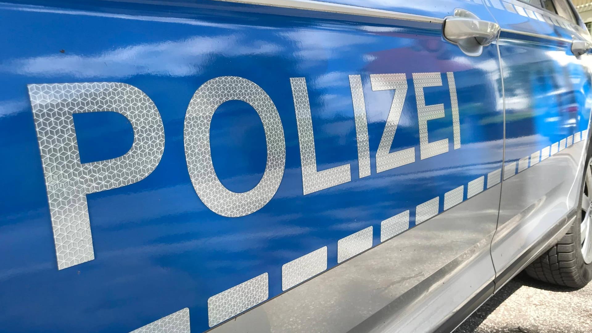 Polizeifahrzeug (Symbolbild): Da Zeugen sich das Kennzeichen des Mannes gemerkt hatten, konnte die Polizei ihn in Berlin kurze Zeit später fassen.