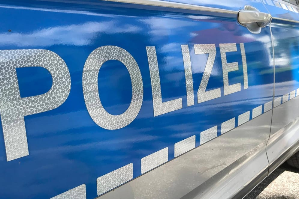 Polizeifahrzeug (Symbolbild): Da Zeugen sich das Kennzeichen des Mannes gemerkt hatten, konnte die Polizei ihn in Berlin kurze Zeit später fassen.