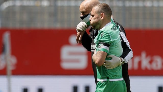 Hannovers Marvin Bakalorz (vorne) erhält medizinische Hilfe. Hannovers Marvin Bakalorz (vorne) erhält medizinische Hilfe.