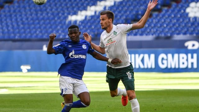 Bremens Sebastian Langkamp (r) im Zweikampf mit Schalkes Rabbi Matondo.