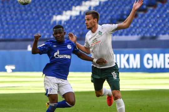 Bremens Sebastian Langkamp (r) im Zweikampf mit Schalkes Rabbi Matondo.