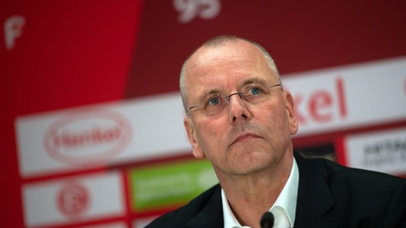 Thomas Röttgermann, Vorstandsvorsitzender von Fortuna Düsseldorf, sitzt auf dem Podium bei einer Pressekonferenz.