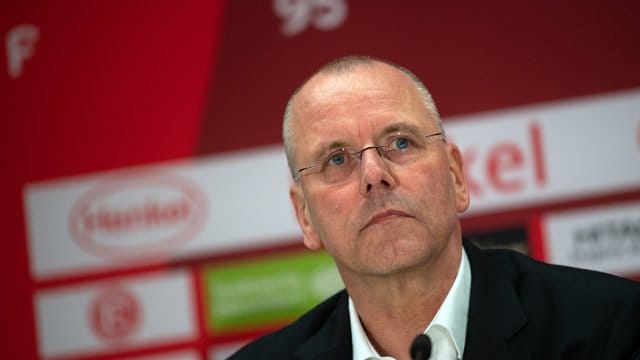 Thomas Röttgermann, Vorstandsvorsitzender von Fortuna Düsseldorf, sitzt auf dem Podium bei einer Pressekonferenz.