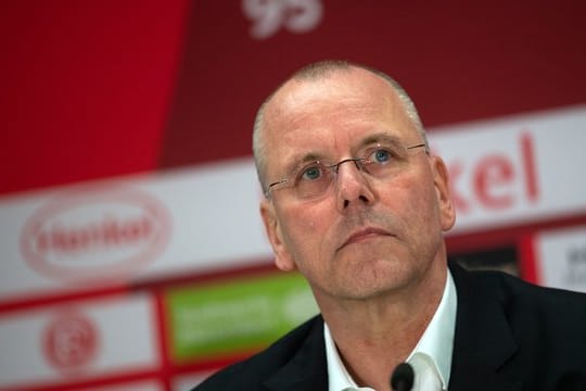 Thomas Röttgermann, Vorstandsvorsitzender von Fortuna Düsseldorf, sitzt auf dem Podium bei einer Pressekonferenz.