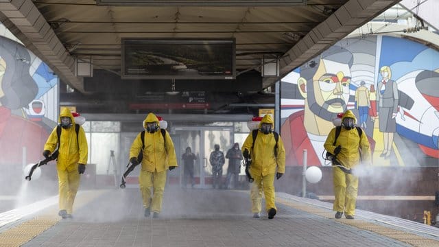 Städtische Angestellte desinfizieren einen Bahnhof in Moskau. Städtische Angestellte desinfizieren einen Bahnhof in Moskau.