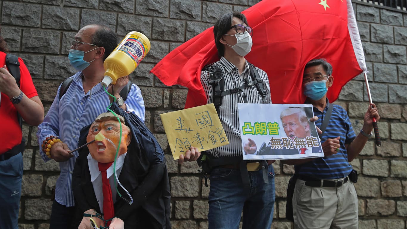 Anhänger der chinesischen Regierung protestieren gegen den US-Präsidenten: Trump will wegen des umstrittenen neuen Sicherheitsgesetzes die vorteilhafte Behandlung von Hongkong beenden.